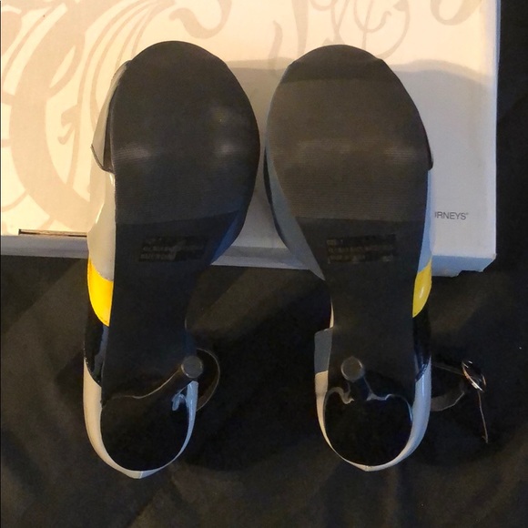 Heels - Picture 3 of 3